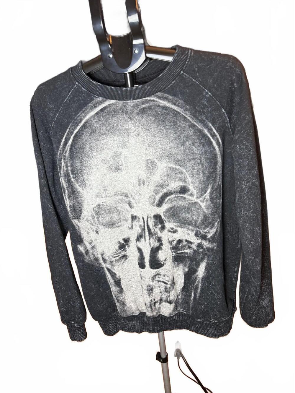 Hot Topic Sz M Mens faded Black Sweatshirt w Large Skull Print oversized